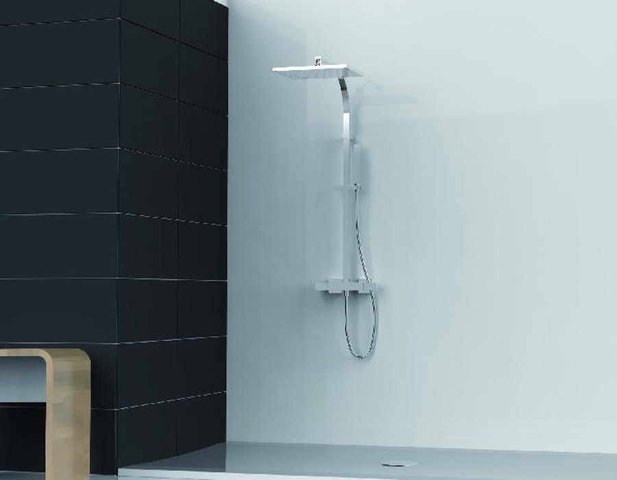 Shower column chrome di kamar mandi modern